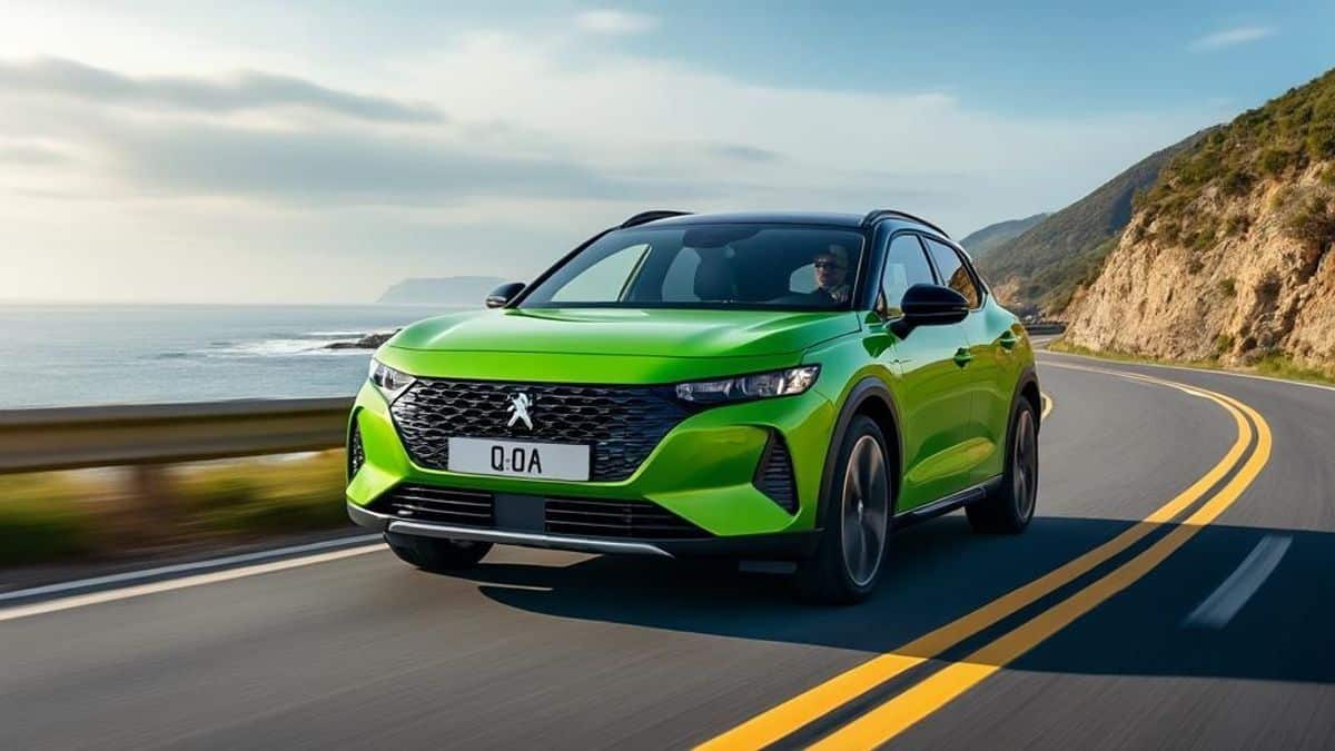 Conduite d’une Peugeot hybride verte le long d’une route côtière