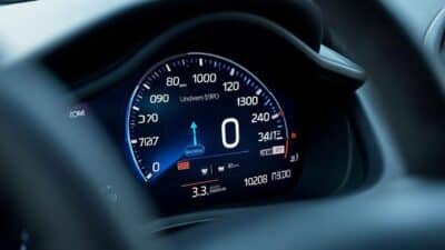 Vue rapprochée du tableau de bord Ford Focus avec détails techniques