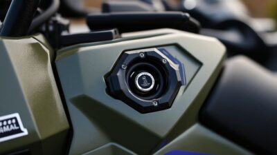 Vue rapprochée du contacteur d'allumage d'un Polaris Sportsman mettant en évidence les zones communes à vérifier pour les problèmes de démarrage.