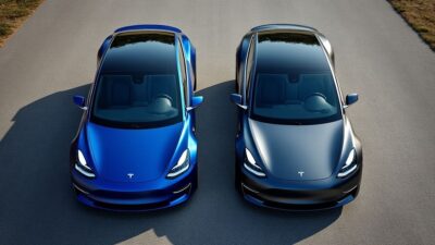 Image montrant deux véhicules électriques Tesla Model en vue aérienne, l'un avec une batterie lithium fer phosphate et l'autre avec une batterie nickel manganèse cobalt.