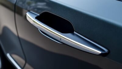 Vue rapprochée d'un problème avec la poignée de porte d'une Tesla